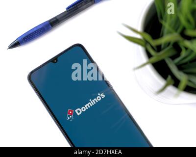 LOD, Israel - 8. Juli 2020: Moderner minimalistischer Büroarbeitsplatz mit schwarzem Smartphone mit Domino's Pizza Israel App Launch Screen mit Logo auf Stockfoto