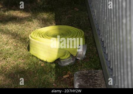 Ein Löschschlauch zum Löschen von Bränden und Flammen, Feuerlöschanlagen Stockfoto