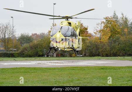 23. Oktober 2020, Nordrhein-Westfalen, Münster: Ein Hubschrauber aus den Niederlanden transportiert einen Corona-Patienten in das Universitätsklinikum Münster. Der Transfer soll den Druck auf die Intensivstationen in den Niederlanden verringern. Die Niederlande sind eines der am stärksten betroffenen Länder in Europa. Foto: Caroline Seidel/dpa Stockfoto