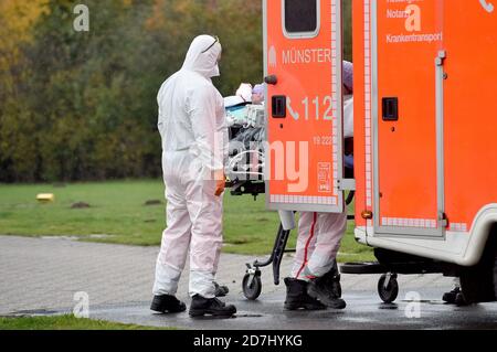 23. Oktober 2020, Nordrhein-Westfalen, Münster: Ein Korona-Patient aus den Niederlanden wurde per Hubschrauber ins Universitätsklinikum Münster transportiert, wo er von Mitarbeitern in Schutzkleidung weiter behandelt wurde. Der Transfer soll den Druck auf Intensivstationen in den Niederlanden verringern. Die Niederlande sind eines der am stärksten betroffenen Länder in Europa. Foto: Caroline Seidel/dpa Stockfoto