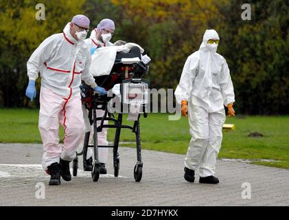 23. Oktober 2020, Nordrhein-Westfalen, Münster: Ein Korona-Patient aus den Niederlanden wurde per Hubschrauber ins Universitätsklinikum Münster transportiert, wo er von Mitarbeitern in Schutzkleidung weiter behandelt wurde. Der Transfer soll den Druck auf Intensivstationen in den Niederlanden verringern. Die Niederlande sind eines der am stärksten betroffenen Länder in Europa. Foto: Caroline Seidel/dpa Stockfoto