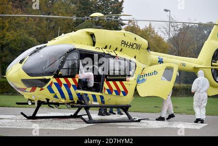 23. Oktober 2020, Nordrhein-Westfalen, Münster: Ein Hubschrauber aus den Niederlanden transportiert einen Corona-Patienten in das Universitätsklinikum Münster. Der Transfer soll den Druck auf die Intensivstationen in den Niederlanden verringern. Die Niederlande sind eines der am stärksten betroffenen Länder in Europa. Foto: Caroline Seidel/dpa Stockfoto