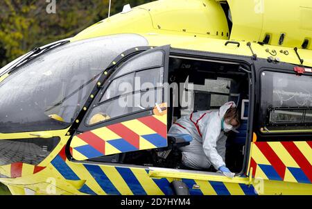 23. Oktober 2020, Nordrhein-Westfalen, Münster: Ein Hubschrauber aus den Niederlanden wird nach dem Transport eines Corona-Patienten in das Universitätsklinikum Münster gereinigt. Der Transfer soll den Druck auf die Intensivstationen in den Niederlanden verringern. Die Niederlande sind eines der am stärksten betroffenen Länder in Europa. Foto: Caroline Seidel/dpa Stockfoto