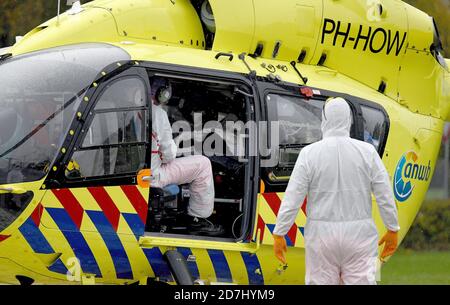23. Oktober 2020, Nordrhein-Westfalen, Münster: Ein Hubschrauber aus den Niederlanden transportiert einen Corona-Patienten in das Universitätsklinikum Münster. Der Transfer soll den Druck auf die Intensivstationen in den Niederlanden verringern. Die Niederlande sind eines der am stärksten betroffenen Länder in Europa. Foto: Caroline Seidel/dpa Stockfoto