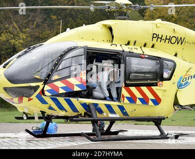23. Oktober 2020, Nordrhein-Westfalen, Münster: Ein Hubschrauber aus den Niederlanden wird nach dem Transport eines Corona-Patienten in das Universitätsklinikum Münster gereinigt. Der Transfer soll den Druck auf die Intensivstationen in den Niederlanden verringern. Die Niederlande sind eines der am stärksten betroffenen Länder in Europa. Foto: Caroline Seidel/dpa Stockfoto