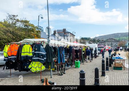 Bantry, West Cork, Irland. Oktober 2020. Der Bantry Friday Market ist heute in Betrieb und ist ruhiger als sonst. Trotz der Aussage des County Council von Cork, dass nur Stände wichtige Artikel wie Lebensmittel verkaufen, schienen viele Stände nicht wesentliche Artikel zu verkaufen. Quelle: AG News/Alamy Live News Stockfoto