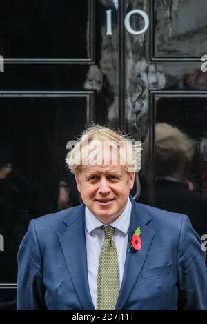 London, Großbritannien. Oktober 2020. Premierminister Boris Johnson - der Premierminister trifft sich mit Spendensammlern für die Royal British Legion und Servicepersonal vor der Downing Street Tür und nimmt am jährlichen Poppy Appeal Teil, indem er einen Mohn kauft. Kredit: Guy Bell/Alamy Live Nachrichten Stockfoto