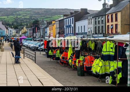 Bantry, West Cork, Irland. Oktober 2020. Der Bantry Friday Market ist heute in Betrieb und ist ruhiger als sonst. Trotz der Aussage des County Council von Cork, dass nur Stände wichtige Artikel wie Lebensmittel verkaufen, schienen viele Stände nicht wesentliche Artikel zu verkaufen. Quelle: AG News/Alamy Live News Stockfoto