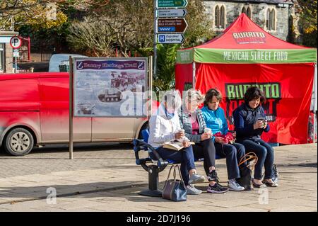 Bantry, West Cork, Irland. Oktober 2020. Der Bantry Friday Market ist heute in Betrieb und ist ruhiger als sonst. Viele Menschen nutzten die Gelegenheit, ihre Freunde im Sonnenschein zu treffen. Quelle: AG News/Alamy Live News Stockfoto