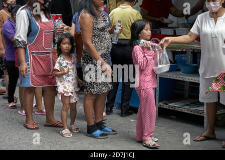 Kinder erhalten kostenloses Essen zur Feier des Chulalongkorn Tages, König Rama V, Thailand Südostasien Stockfoto