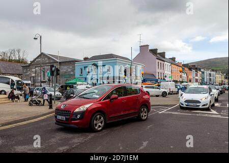 Bantry, West Cork, Irland. Oktober 2020. Der Bantry Friday Market ist heute in Betrieb und ist ruhiger als sonst. Der Verkehr in und um Bantry wurde jedoch durch lange Reihen von Autos gesichert. Quelle: AG News/Alamy Live News Stockfoto