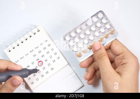 Geburtenkontrolle Pillen, Kalender und Notizblock auf dem Tisch Stockfoto