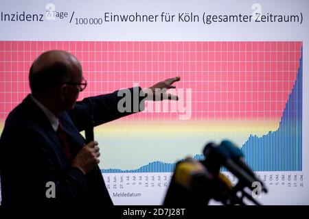 Köln, Deutschland. Oktober 2020. Johannes Nießen, Leiter der Gesundheitsbehörde Köln, verweist auf eine Grafik, die die Inzidenzwerte während einer Pressekonferenz zur aktuellen Coronasituation zeigt. Laut RKI ist die Zahl der Neuinfektionen mit dem Coronavirus in Köln auf 120.1 pro 100,000 Einwohner gestiegen. Quelle: Marius Becker/dpa/Alamy Live News Stockfoto