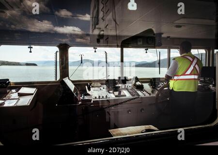 Boot über den St. Lawrence Fluss, um die Insel "L'Isle-aux-Coudres", Quebec, Kanada zu erreichen. Blick aus dem Cockpit der Fähre Stockfoto