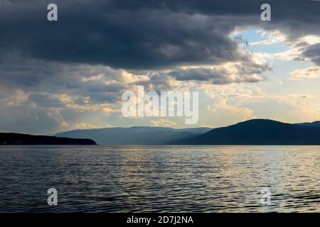 Landschaft, St. Lawrence River, in Richtung der Insel "L'Isle-aux-Coudres", Quebec, Kanada. Stockfoto