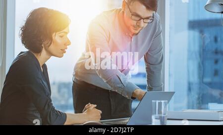 Schöne Geschäftsfrau, die an ihrem Schreibtisch im Büro mit Blick auf die Stadt stattfindet. Erfolgreiche Frau Trägt Formelle Kleidung Kleid Arbeiten Stockfoto