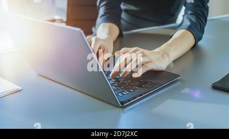Nahaufnahme der Hände einer Geschäftsfrau, die auf einer Laptop-Tastatur tippt. Weiblich mit Laptop im Büro. Stockfoto