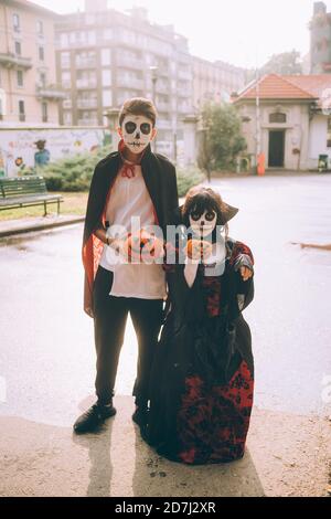 Bruder und Schwester in Halloween Kostümen mit Jack-O-Laternen Stockfoto