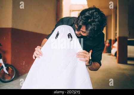 Vater mit Kind als Geist gekleidet Stockfoto