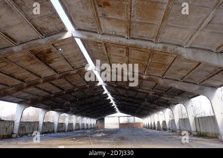 Eine baufällige Industriestruktur aus Beton. Lagerung mit Betondach. Stockfoto