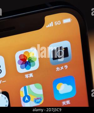 Tokio, Japan. Oktober 2020. Das neue iPhone 12 Pro wird am Freitag, den 23. Oktober 2020, während des Einführungstages im GINZA 456 des KDDI-Stores in Tokio, Japan, angezeigt. Foto von Keizo Mori/UPI Kredit: UPI/Alamy Live News Stockfoto