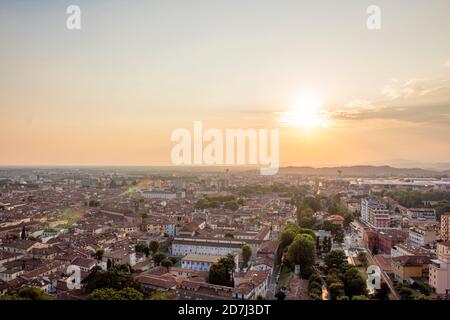 Skyline von Brescia vom Schloss bei Sonnenuntergang. Römische alte Burg. Lombardei Region von Italien. Stockfoto