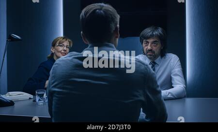 Stabschef und einstellender Vorgesetzter stellt jungen Bewerbern Fragen zu einem Vorstellungsgespräch. Geheimbüter Rekrutierender Talentierter Junger Mann. Agenten Fragen Sich Stockfoto