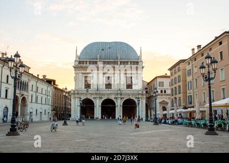 Brescia, Italien. Panoramablick auf den Palazzo Loggia (palazzo della Loggia) des Brescia Platzes bei Sonnenuntergang am Ende des Sommers. Stockfoto