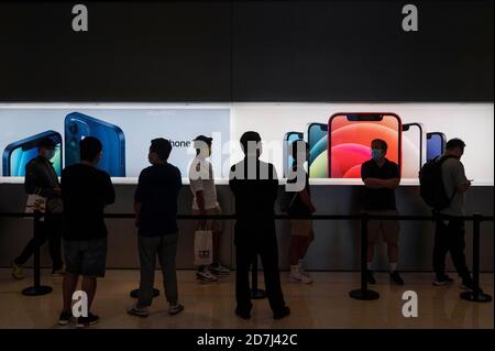 Hongkong, China. Oktober 2020. Kunden stehen während des Einführungstages der neuen iPhone 12 und iPhone 12 Pro Telefone in einem Apple Store in der Schlange. Kredit: Miguel Candela/SOPA Images/ZUMA Wire/Alamy Live Nachrichten Stockfoto