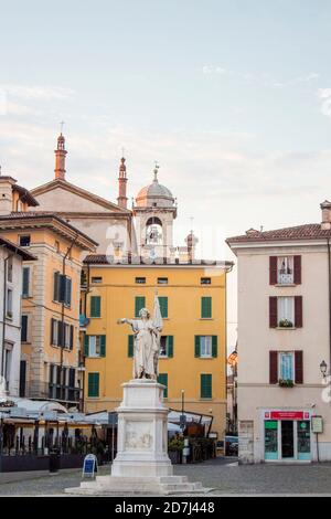 Brescia, Italien. Blick auf den Platz Paolo VI, Brescia - Region Lombardei, Italien. Alte Häuser im Hintergrund, Sonnenuntergangszeit. Stockfoto