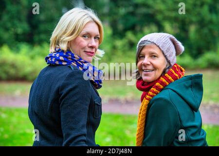 Portrait von zwei Frauen in den 50er Jahren, die im Park stehen Im Herbst Stockfoto