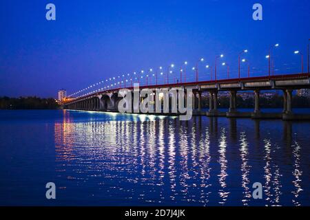 Abendfoto, Straßenbrücke über einen breiten Fluss. Stockfoto