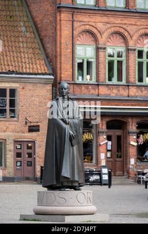 Lund, Schweden - 10. Oktober 2020: Die Skulptur eines Mannes mit einem Umhang, der auf dem Stadtplatz vor der Kathedrale von Lund steht Stockfoto