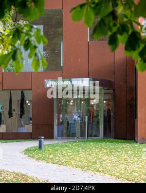 Lund, Schweden - 10. Oktober 2020: Der zeitgenössische Eingang zum Skizzenmuseum (Skisseranas-Museum) an einem Herbsttag Stockfoto