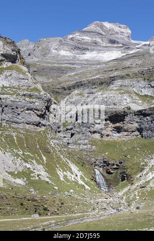 Cirque de Soaso, Monte Perdido und Horse Tail (Cola del Caballo) Wasserfall im Nationalpark Ordesa y Monte Perdido. Huesca, Aragon, Spanien. Stockfoto