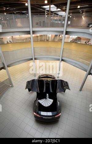 Hamburg, Deutschland. Oktober 2020. Im neuen Tesla Service Center ist ein Tesla Model X zu sehen. Quelle: Christian Charisius/dpa/Alamy Live News Stockfoto