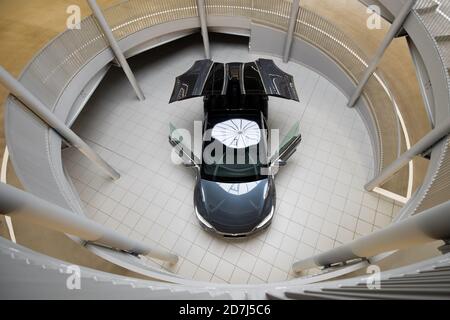 Hamburg, Deutschland. Oktober 2020. Im neuen Tesla Service Center ist ein Tesla Model X zu sehen. Quelle: Christian Charisius/dpa/Alamy Live News Stockfoto