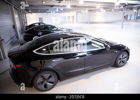 Hamburg, Deutschland. Oktober 2020. Tesla-Elektroautos befinden sich an ihren Ladestationen auf der Auslieferungsebene im neuen Tesla Service Center. Quelle: Christian Charisius/dpa/Alamy Live News Stockfoto