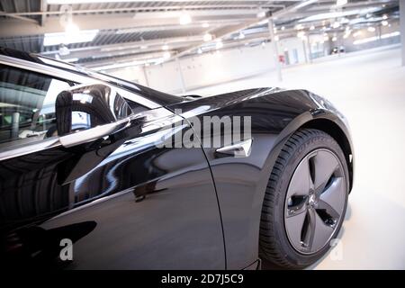 Hamburg, Deutschland. Oktober 2020. Tesla-Elektroautos befinden sich an ihren Ladestationen auf der Auslieferungsebene im neuen Tesla Service Center. Quelle: Christian Charisius/dpa/Alamy Live News Stockfoto