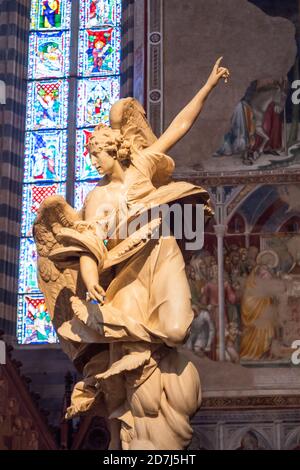 Orvieto, Italien - August 22 2020: Engel der Verkündigung Skulptur oder Statue in der Kathedrale von Orvieto, Italien, von Francisco Mochi Stockfoto