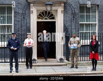 London, Großbritannien. Oktober 2020. Der britische Premierminister Boris Johnson trifft auf den Stufen der Downing Street Nr. 10 auf Spendenaktionen der Royal British Legion. Kredit: Mark Thomas/Alamy Live Nachrichten Stockfoto