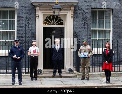 London, Großbritannien. Oktober 2020. Der britische Premierminister Boris Johnson trifft auf den Stufen der Downing Street Nr. 10 auf Spendenaktionen der Royal British Legion. Kredit: Mark Thomas/Alamy Live Nachrichten Stockfoto