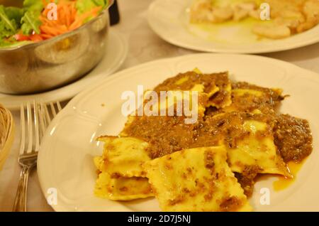 Ein Rezept für Kaninchen-Ragu, eine klassische toskanische Pasta-Sauce serviert mit hausgemachten Pappardelle Pasta. Stockfoto