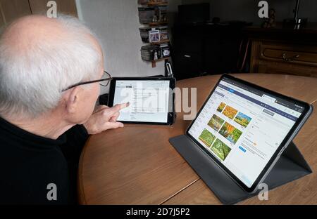Senior mit aktueller Technologie. Stockfoto