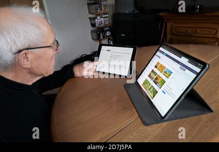 Senior mit aktueller Technologie. Stockfoto