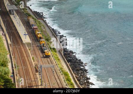 Die Bahnstrecke am Meer. Vernazza ist ein kleiner Hafen und der einzige sichere Landeplatz an der Küste von Cinque Terre. Stockfoto