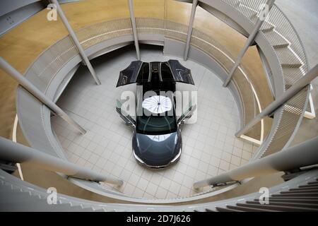 Hamburg, Deutschland. Oktober 2020. Im neuen Tesla Service Center ist ein Tesla Model X zu sehen. Quelle: Christian Charisius/dpa/Alamy Live News Stockfoto