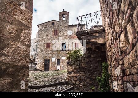 Piazza Vecchietta mit traditionellen Steinhäusern in Castiglione d'Orcia, Toskana, Italien Stockfoto