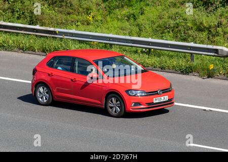 2019 rot VW Volkswagen Polo SE TSI; Fahrzeugverkehr, Fahrzeuge bewegen, Autos, Fahrzeug fahren auf britischen Straßen, Motoren, Fahren auf der Autobahn M6 Autobahn UK Straßennetz. Stockfoto
