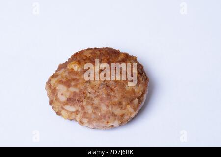 Gekochtes Fleischschnitzel auf einem weißen Teller, Nahaufnahme, Kopierraum, Draufsicht. Protein-Food-Konzept, gesunde Ernährung, Ernährung Stockfoto